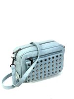 bolso de piel con remaches laterales