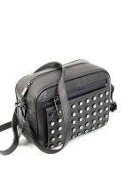 bolso de piel con remaches laterales