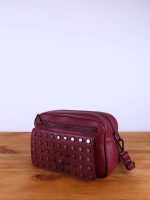 bolso de piel con remaches laterales