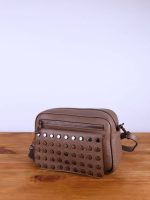 bolso de piel con remaches laterales