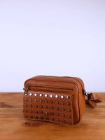 bolso de piel con remaches laterales