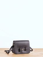 Bolso de piel con adorno metálico