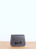 Bolso de piel con adorno metálico