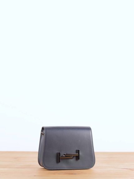 Bolso de piel con adorno metálico