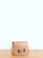 Bolso de piel con adorno metálico