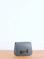 Bolso de piel con adorno metálico