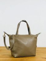 Bolso de piel bandolera con asas de mano