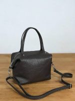 Bolso de piel bandolera con asas de mano