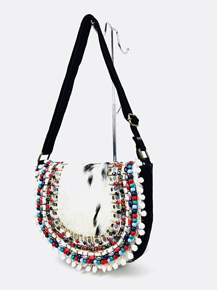 Bolso de piel artesanal bordado y pompones Bolso de piel artesanal bordado y pompones