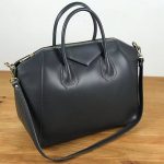 Bolso bandolera de piel con detalles dorados