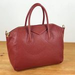 Bolso de piel de grano con detalles dorados