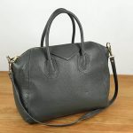 Bolso de piel de grano con detalles dorados