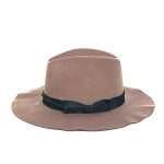 Sombrero con adorno lateral