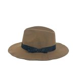 Sombrero con adorno lateral