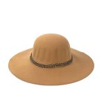 Sombrero con adorno lateral