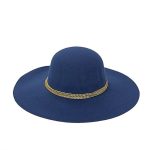 Sombrero con adorno lateral