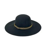 Sombrero con adorno lateral