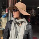 Sombrero con adorno lateral