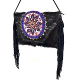 Bolso de piel artesanal bordado con flecos