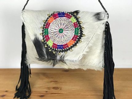 Bolso de piel artesanal bordado con flecos