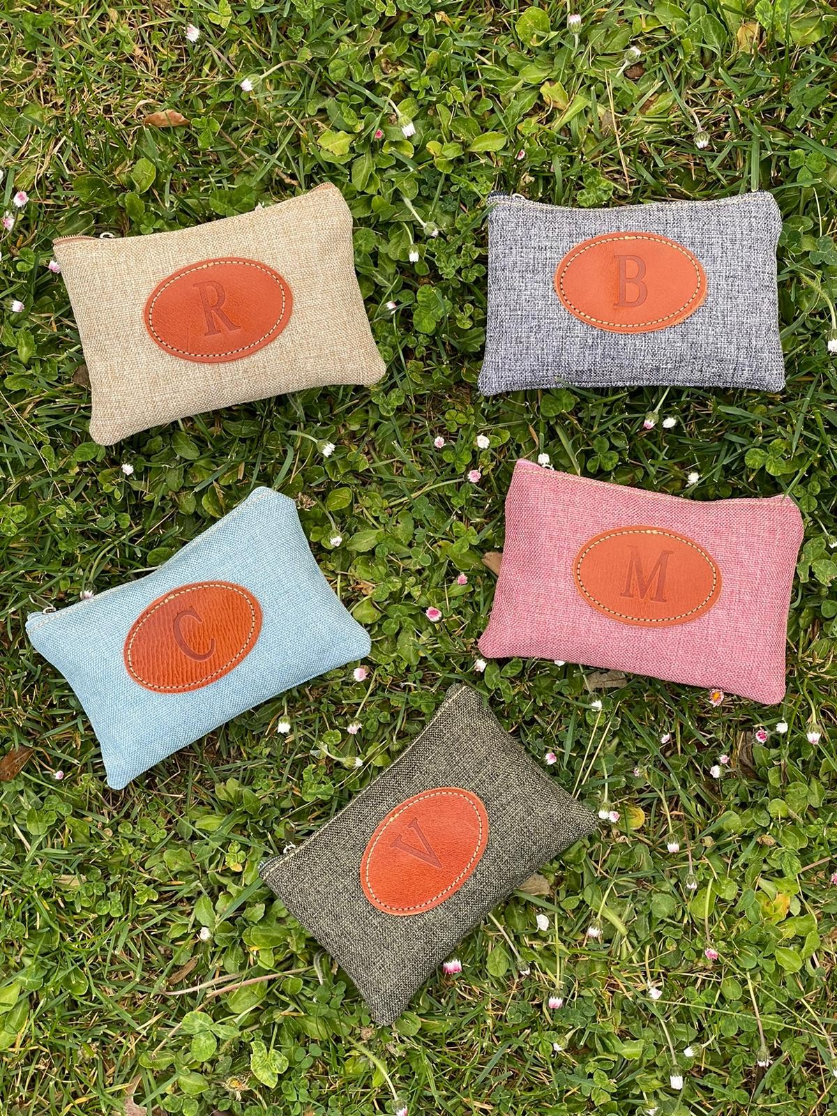 Monedero de lona con letra inicial Monedero de lona con letra inicial
