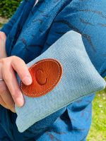 Monedero de lona con letra inicial