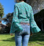 Blusa con escote cruzado en "V"