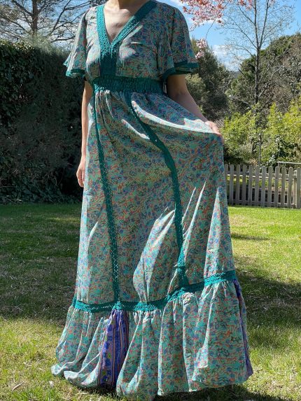 Vestido con manga corta circular