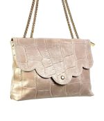 Bandolera de piel y cadena dorada