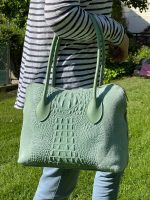 Bolso piel con estampado de relieve