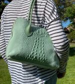 Bolso piel con estampado de relieve