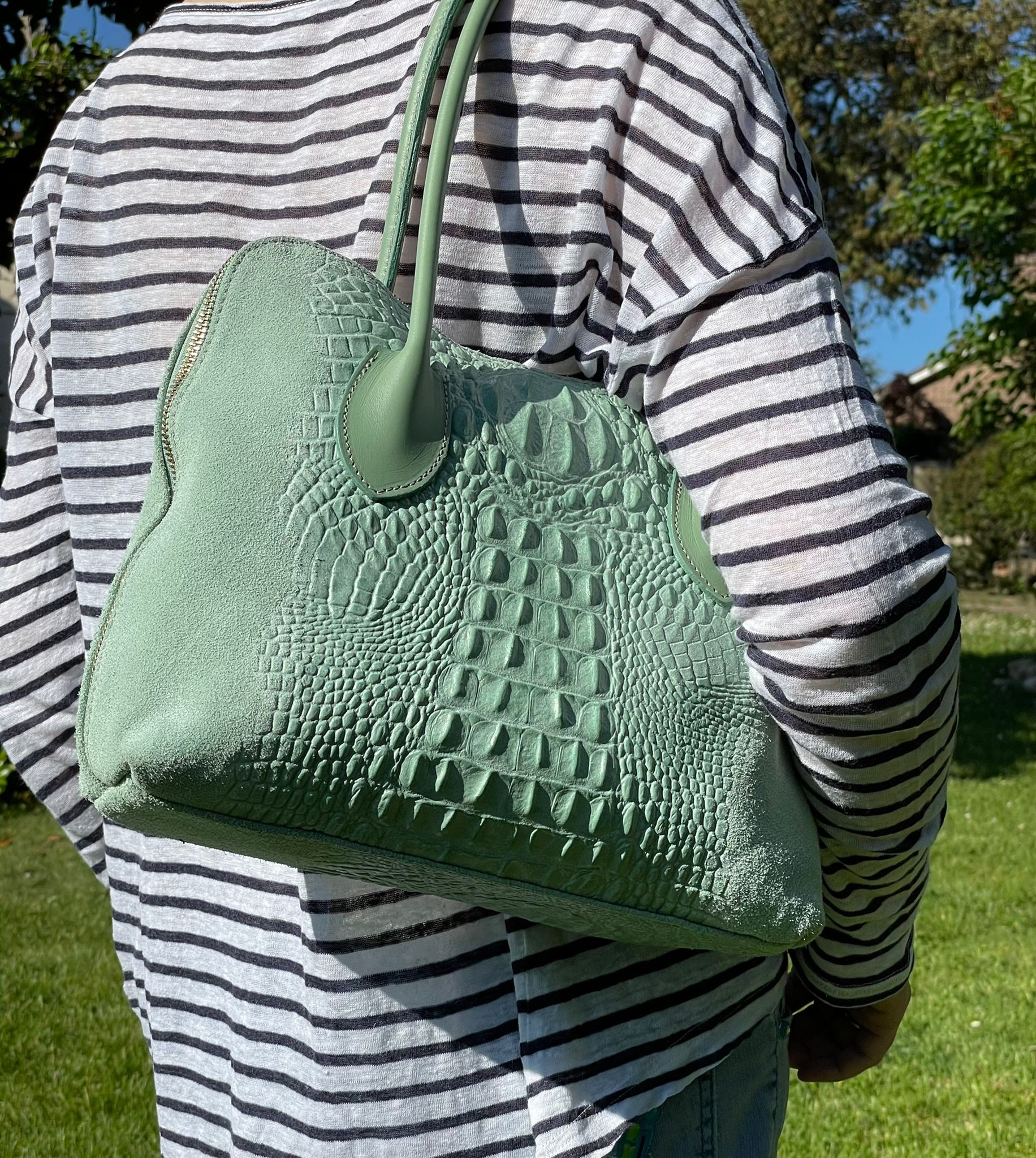 Bolso piel con estampado de relieve Bolso piel con estampado de relieve