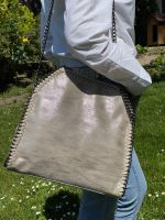 Bolso sintético con cadenas