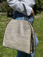 Bolso sintético con cadenas