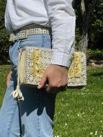 Bandolera de piel con concha