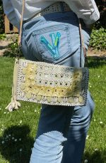 Bandolera de piel con concha