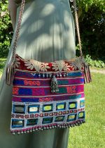 Bandolera étnico banjara artesanal con piel