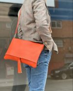 Bolso bandolera de piel con solapa