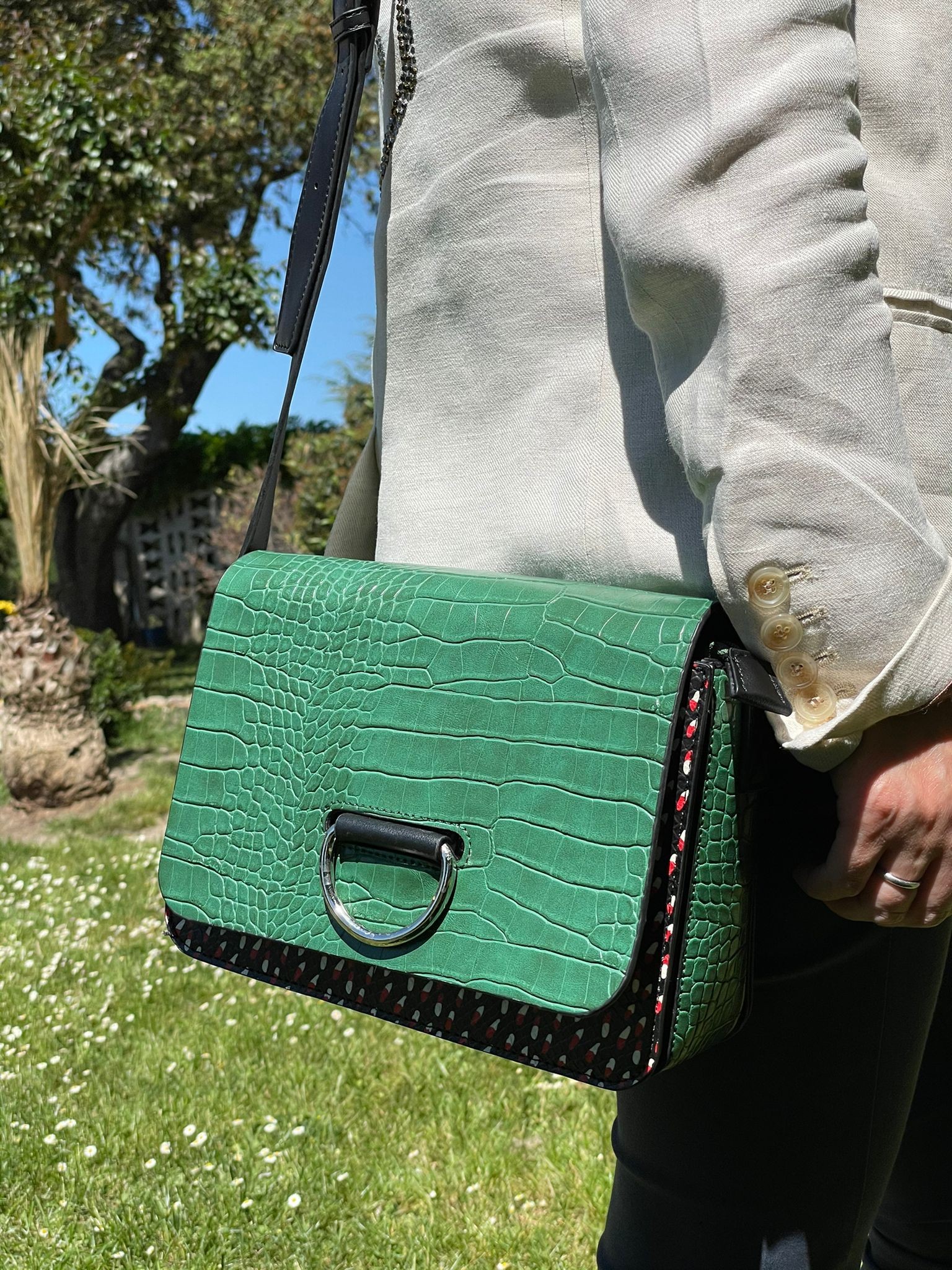 Bandolera sintética con diseño coco Bandolera sintética con diseño coco