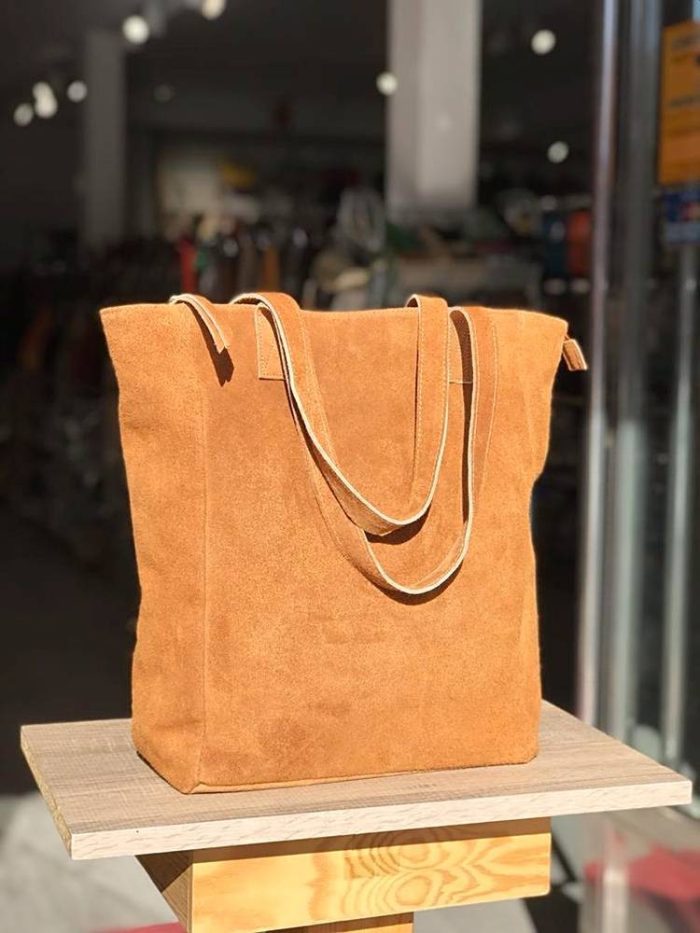 Bolso shopper de piel con acabado serraje