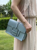 Bandolera de piel con cierre de tapa