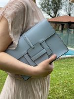 Bandolera de piel con cierre de tapa