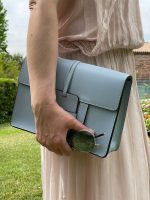 Bandolera de piel con cierre de tapa