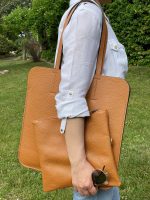 Bolso plano de piel con bolso interior