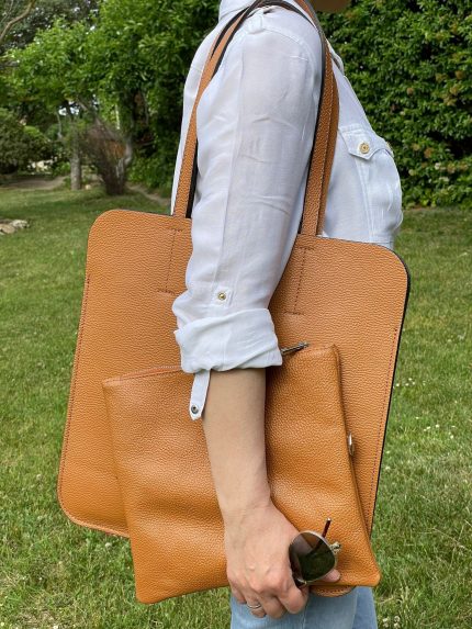 Bolso plano de piel con bolso interior