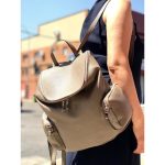 Amplia Mochila de Piel Universitaria con Bolsillos Laterales y Trasero