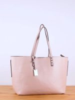 Bolso de piel con adorno de metal