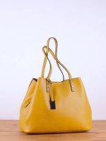 Bolso de piel con adorno de metal