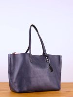 Bolso de piel con adorno de metal