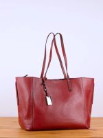 Bolso de piel con adorno de metal